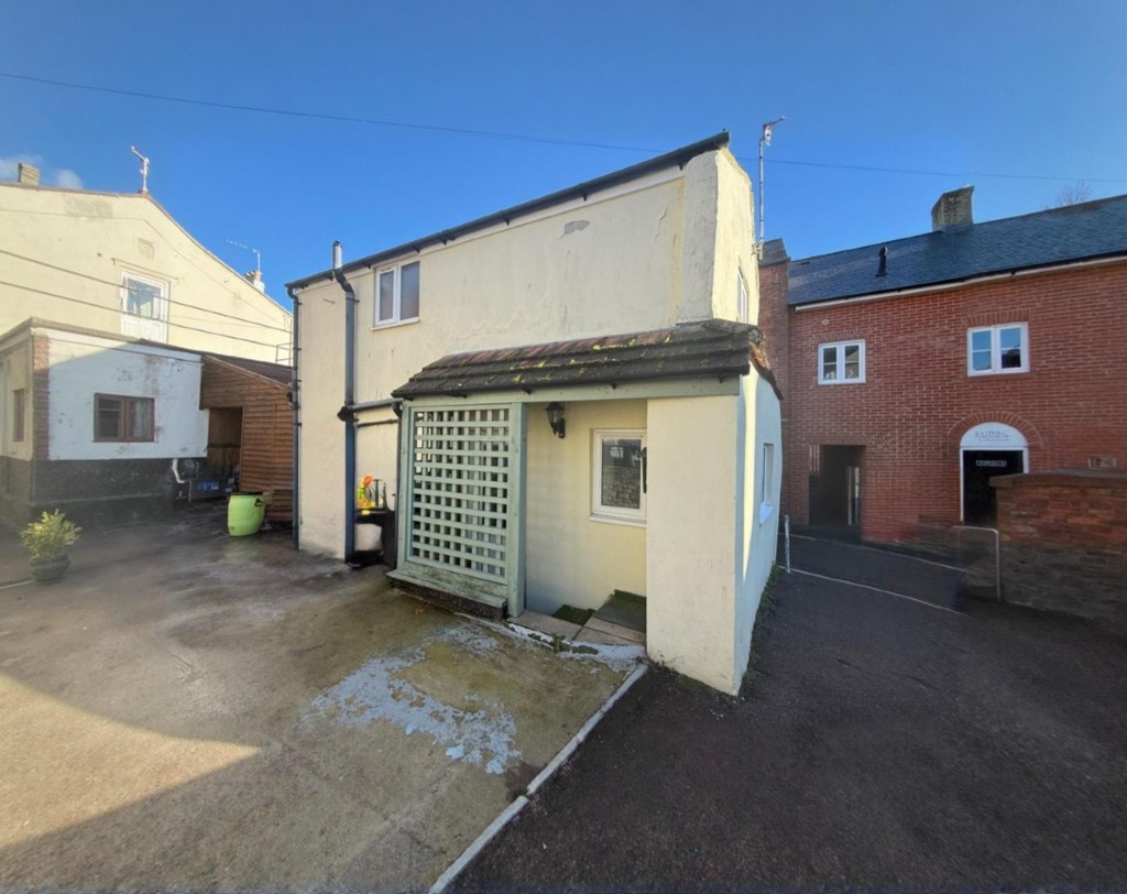 Lot: 126 - ONE-BEDROOM COTTAGE FOR UPDATING - General view of the front of the property